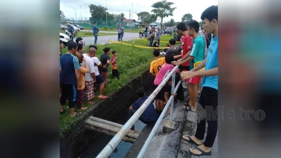 Orang ramai mengerumuni lokasi penemuan mayat bayi perempuan di  di Lorong 10 Fasa 3 Bandar Baru Samariang dekat Kuching semalam. Foto Melvin Joni
