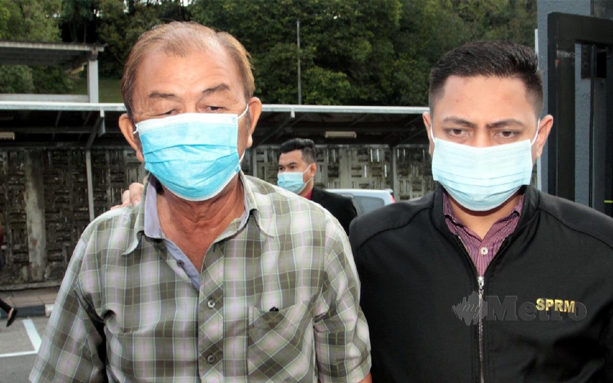 EYO (kiri) mengaku bersalah atas dua pertuduhan menggunakan dokumen palsu bagi memohon Program Subsidi Upah (PSU) bagi empat pekerjanya yang tidak layak di Mahkamah Sesyen Johor Bahru. FOTO ZAIN AHMED