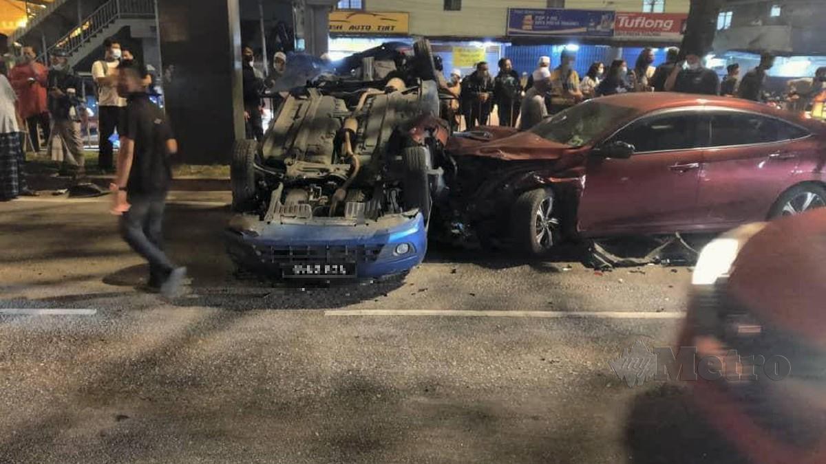 KERETA Civic terbabas sebelum merempuh empat kerrta berhenti di lampu isyarat di Jalan Gombak menghala Jalan Genting Klang, Kuala Lumpur, malam tadi. FOTO ihsan polis.