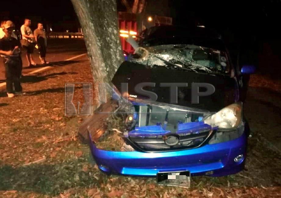 Keadaan Toyota Avanza yang remuk akibat merempuh pokok di Jalan Tanjung Kidurong, Bintulu, malam tadi. FOTO Erika George