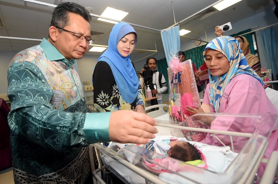 MENTERI Besar, Datuk Seri Ahmad Razif Abd Rahman (kiri) bersama Isteri, Toh Puan Seri Halina Zakaria (dua kiri) melihat bayi yang baru dilahirkan sambil diperhatikan ibunya, Salasiah Muhamad, 36 (kanan) pada program Permata Maulidur Rasul Sempena Sambutan Maulidur Rasul Peringkat Negeri Terengganu Tahun 1439H/2017M di Pusat Rawatan Ibu dan Bayi Hospital Sultanah Nur Zahirah. FOTO Mohd Syafiq Ambak