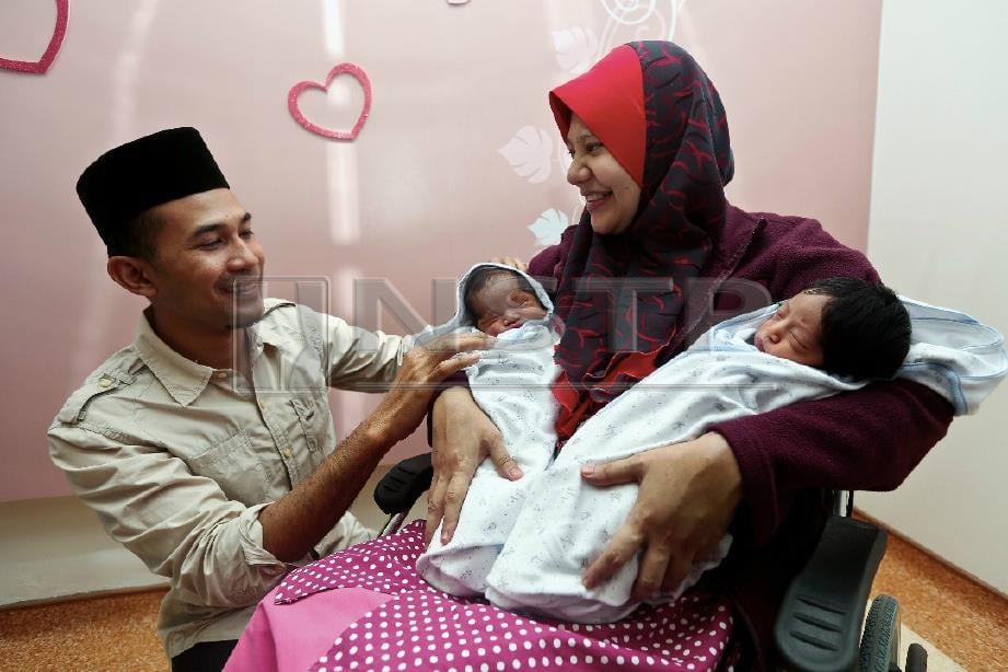 ZAIRI dan Nurfidiamil bersama bayi kembar mereka. FOTO Ghazali Kori.