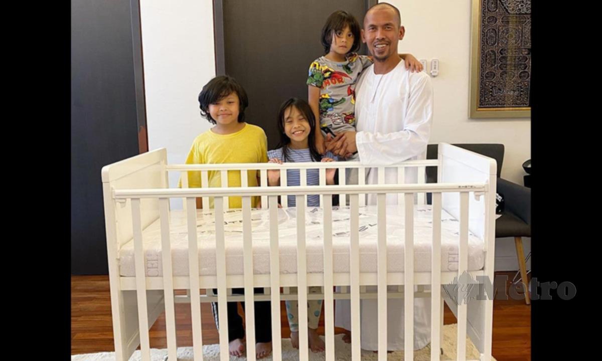 Shuib dan anak-anaknya menunjukkan katil untuk ‘baby’ Ayash.