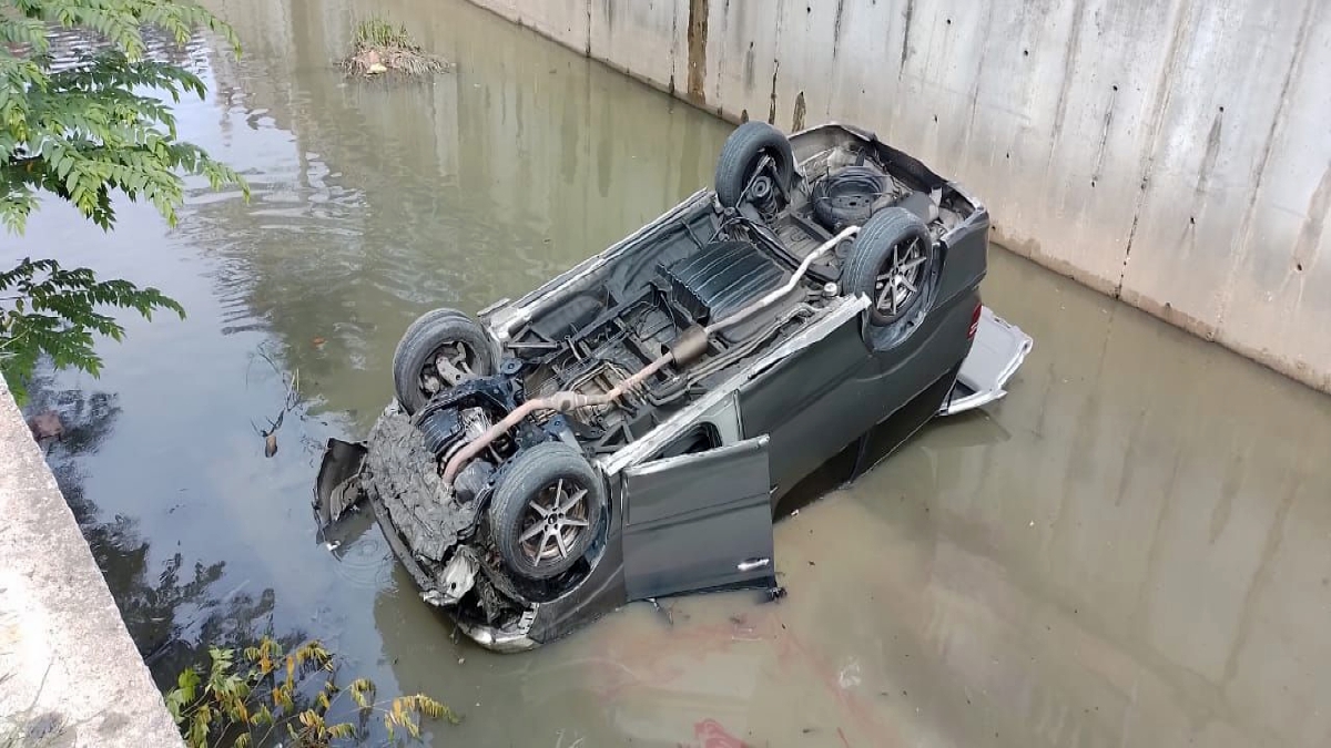 KEADAAN kereta jenis Toyota Alphard yang terbalik di dalam longkang Sungai Betong. FOTO Ihsan Pembaca