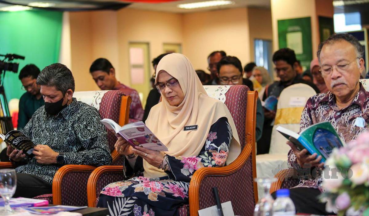 SALASIAH (dua kiri) bersama tetamu kerhormat ketika sesi bacaan serentak bermula pada Perpustakaan Negara Malaysia (PNM) mengadakan program Jom Baca Bersama 10 Minit 2023 di Menara PNM. FOTO Aswadi Alias