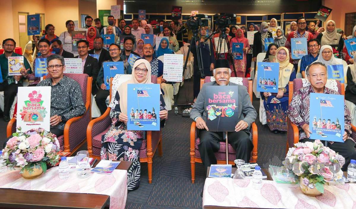 SALASIAH (dua kiri) bersama tetamu kerhormat sesi bergambar dengan bergambar dengan menunjukkan poster ‘Jom Membaca’ pada Perpustakaan Negara Malaysia (PNM) mengadakan program Jom Baca Bersama 10 Minit 2023 di Menara PNM. FOTO Aswadi Alias