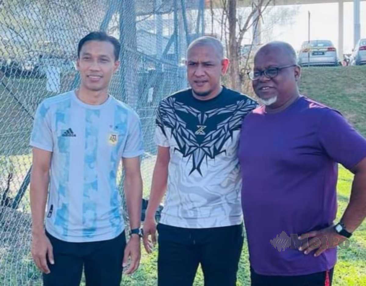 BADDROL (kiri) bersama Shafizan (tengah) kini bergandingan dalam pengurusan skuad bola sepak Sukma Kedah tahun ini. FOTO IZZALI ISMAIL