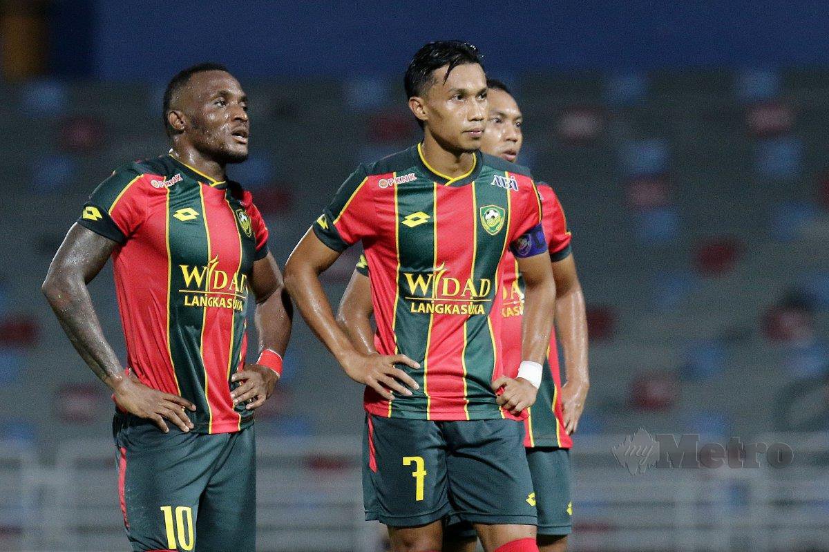 BADDROL (kanan) dikaitkan dengan perpindahan ke Sabah FC musim depan.  FOTO Aizuddin Saad