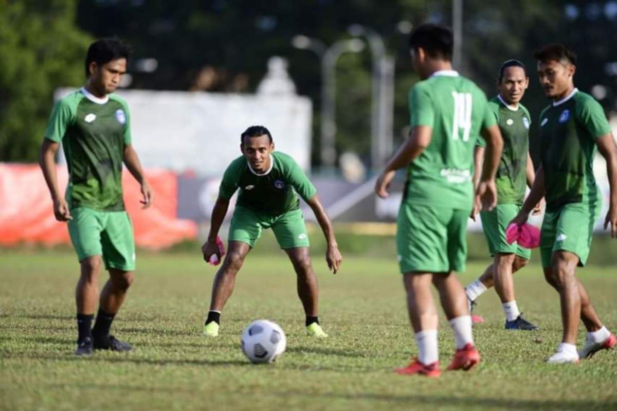 Pemain Sabah FC termasuk Amri (dua dari kiri) ketika menjalani latihan di Padang SAFA, di Kota Kinabalu. FOTO Ihsan Sabah FC