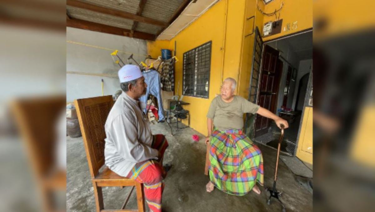 RUSLI (kanan) terpaksa meminta bantuan Badaruddin kerana tidak berupaya menguruskan diri dan anaknya. FOTO Ihsan pembaca.