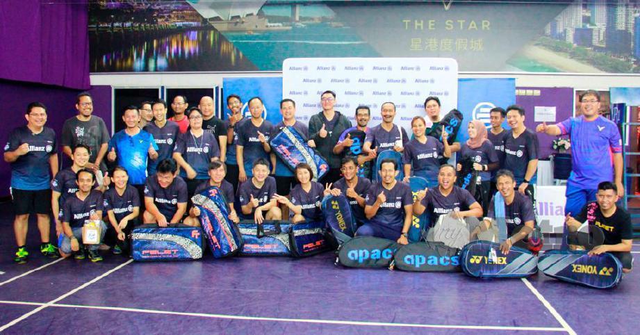 Wang (berdiri tengah) bersama peserta Kejohanan Badminton Media Allianz 2019 yang berlangsung di Sports Arena Sentosa, semalam. FOTO Allianz Malaysia
