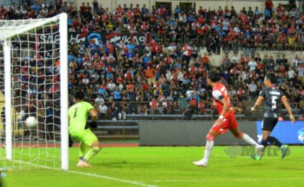 KAPTEN Sabah FC, Baddrol Bakhtiar (tengah) menanduk masuk gol tunggal ketika menewaskan Sarawak United FC 1-0 pada aksi Liga Super di Stadium Likas, malam ini. FOTO MOHD ADAM ARININ