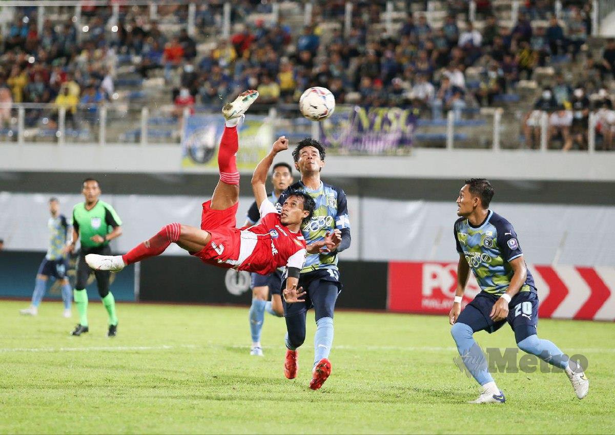 KAPTEN Sabah FC, Baddrol Bakhtiar melakukan sepakan gunting untuk menjaringkan gol ketiga pasukannya ketika menewaskan Penang FC 4-2 di Stadium Bandaraya Pulau Pinang, malam ini. FOTO MIKAIL ONG