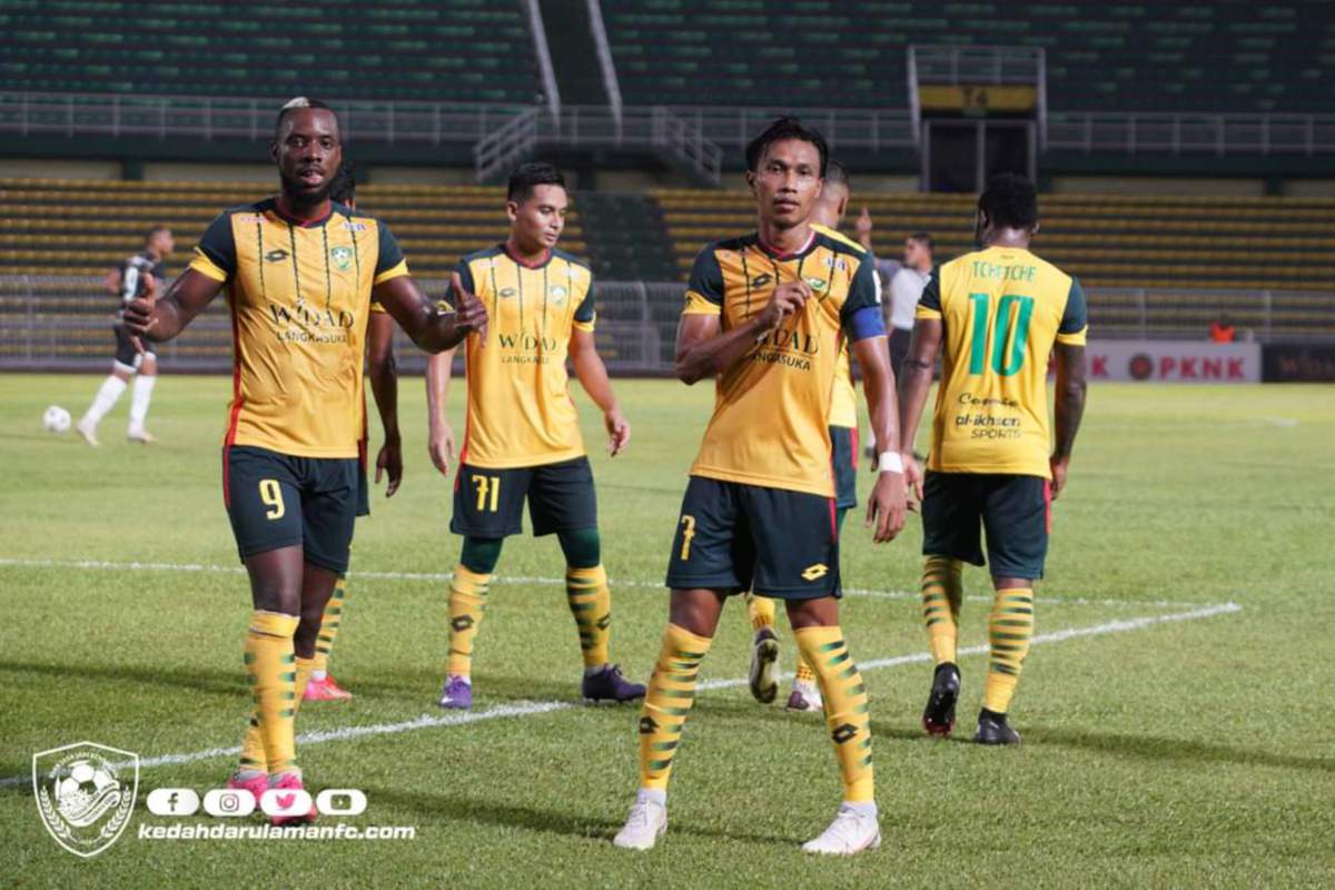 KAPTEN Kedah Baddrol Bakhtiar meraikan jaringan gol keduanya pada perlawanan menentang Sri Pahang di Stadium Darul Aman semalam. FOTO Ihsan KDA FC