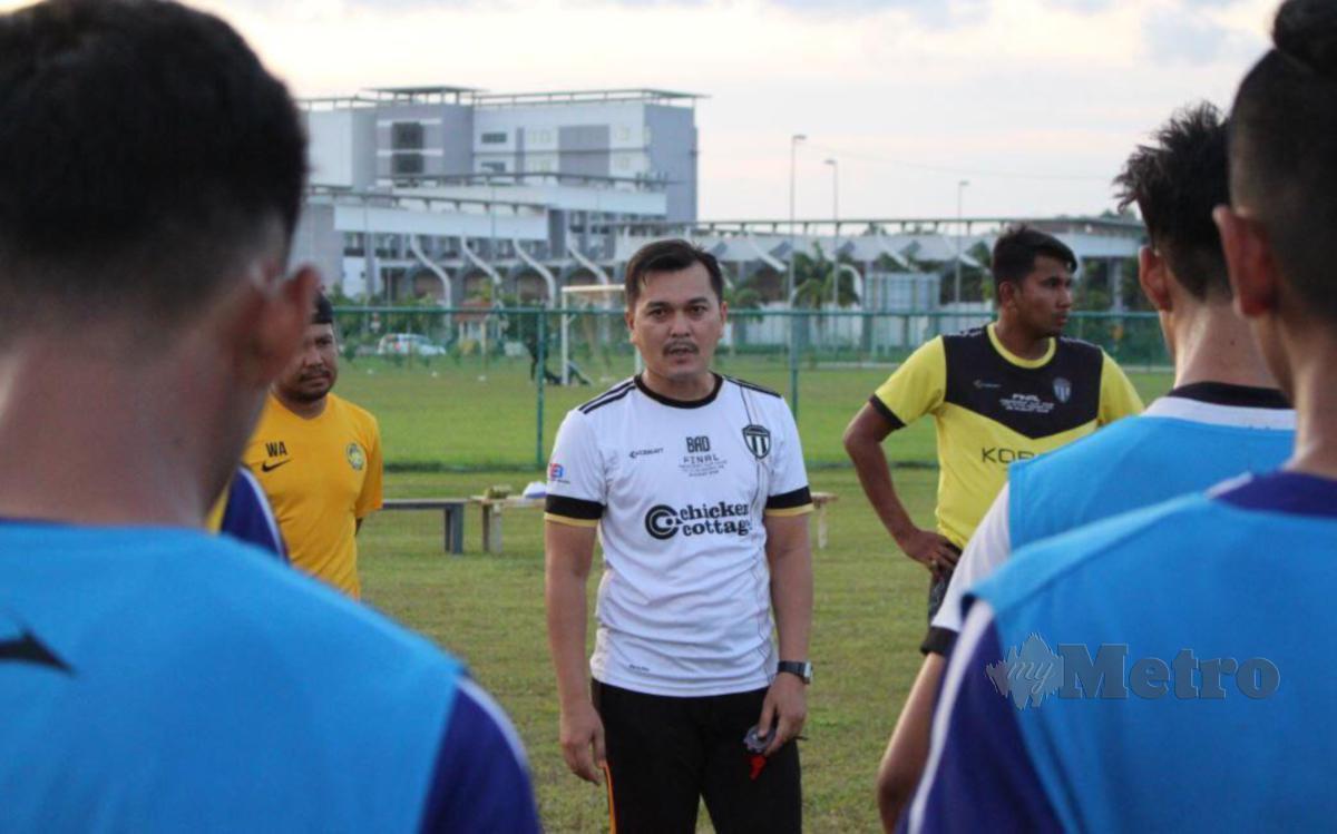 Bekas pengendali pasukan Piala Presiden Terengganu, Badrul Afzan Razali (tengah) di jangka mengemudi pasukan TFC II. FOTO Malik Muhamad