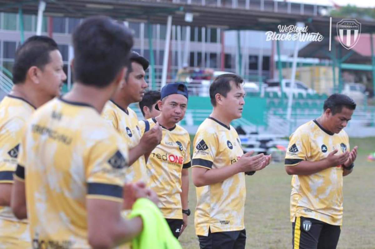 Badrul Afzan (dua kanan) mendoakan pasukannya mampu rakam kemenangan bertemu PDRM FC. FOTO Ihsan TFC