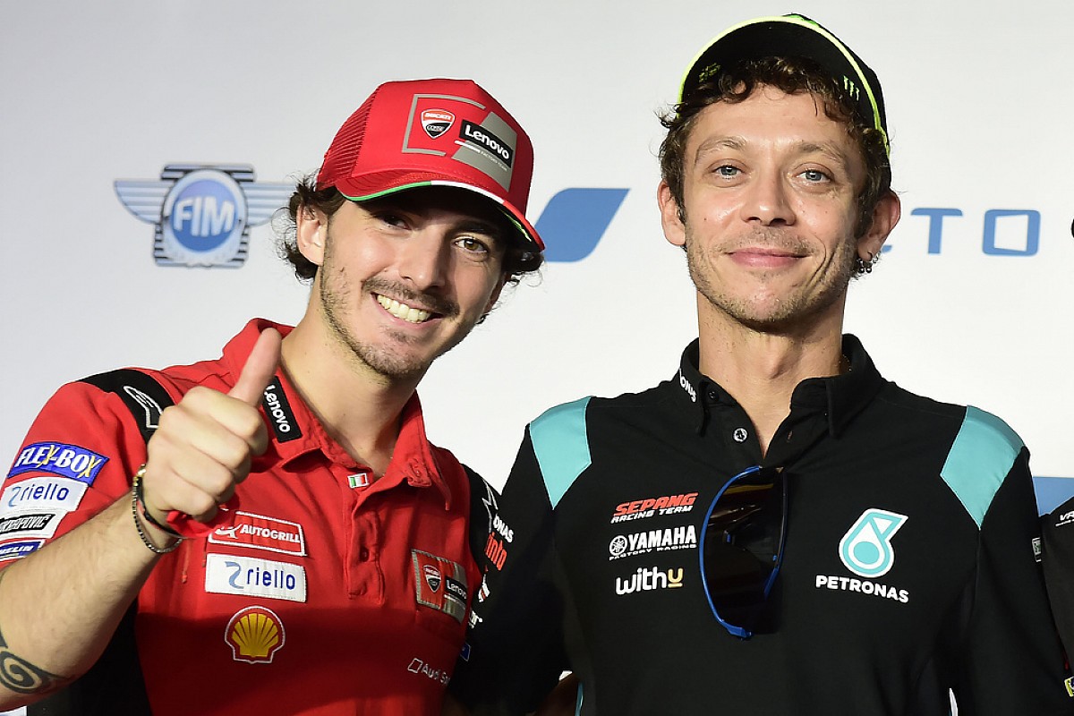 ROSSI (kanan) adalah mentor kepada Bagnaia. FOTO Agensi