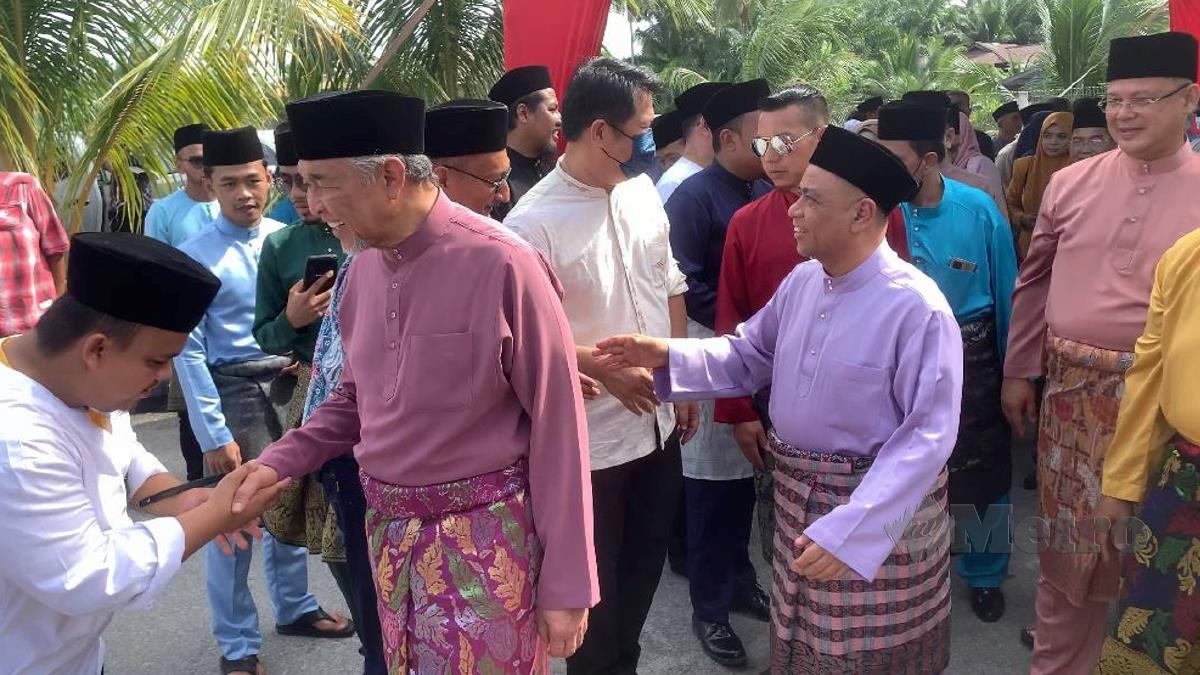 AHMAD Zahid (kiri) pada Majlis Sambutan Hari Raya Aidilfitri di Kompleks Umno Bagan Datuk. Turut hadir, Menteri Besar Perak, Datuk Seri Saarani Mohamad. FOTO Noor Hidayah Tanzizi.
