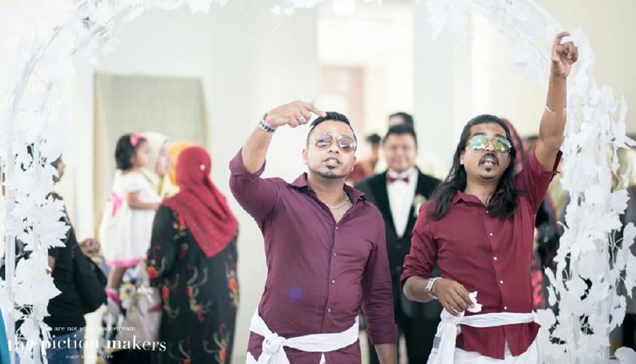 Faizal Syed Ahmad dan adiknya, Muhammad Farit Ismail ketika menarikan tarian Bhangra. - Foto FB
