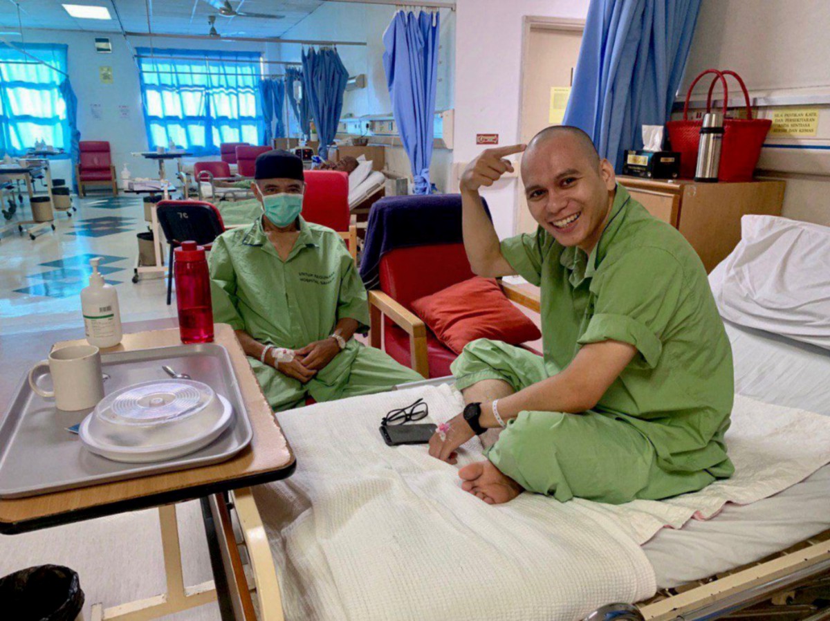 DR Mohd Shahrul Ezwan dan Ahmad pada hari kelima selepas pembedahan. FOTO IHSAN DR MOHD SHAHRUL EZWAN AHMAD