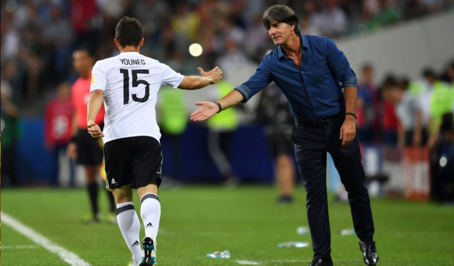 AMIN Younes (kiri) meraikan jaringan gol keempat Jerman bersama Joachim Loew. FOTO AFP