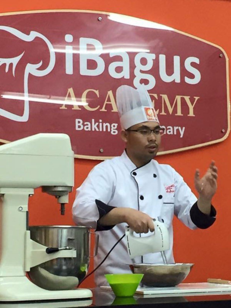 MOHD Syahir turut menjadi tenaga pengajar untuk kursus membuat kek.