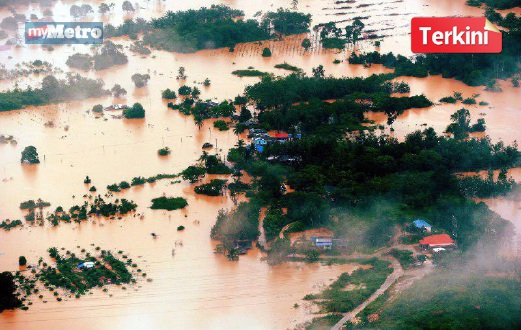 PEMANDANGAN dari udara perkampungan di sepanjang Sungai Pahang di daerah Temerloh yang dilanda banjir luar biasa hari ini. FOTO Bernama