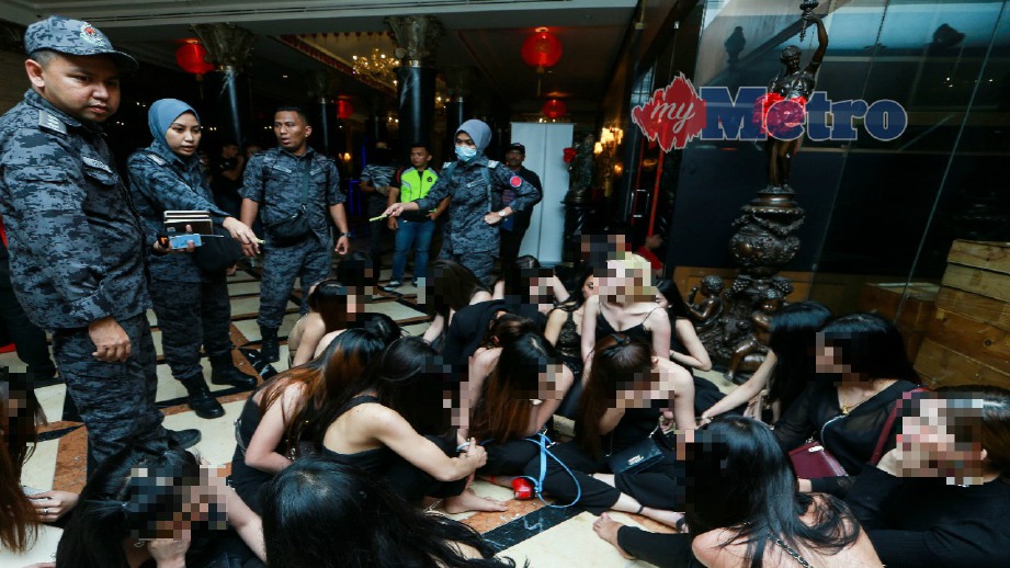 ANTARA wanita warga asing yang ditahan di sebuah pusat hiburan di Jalan Imbi, Kuala Lumpur, hari ini. FOTO Hafiz Sohaimi