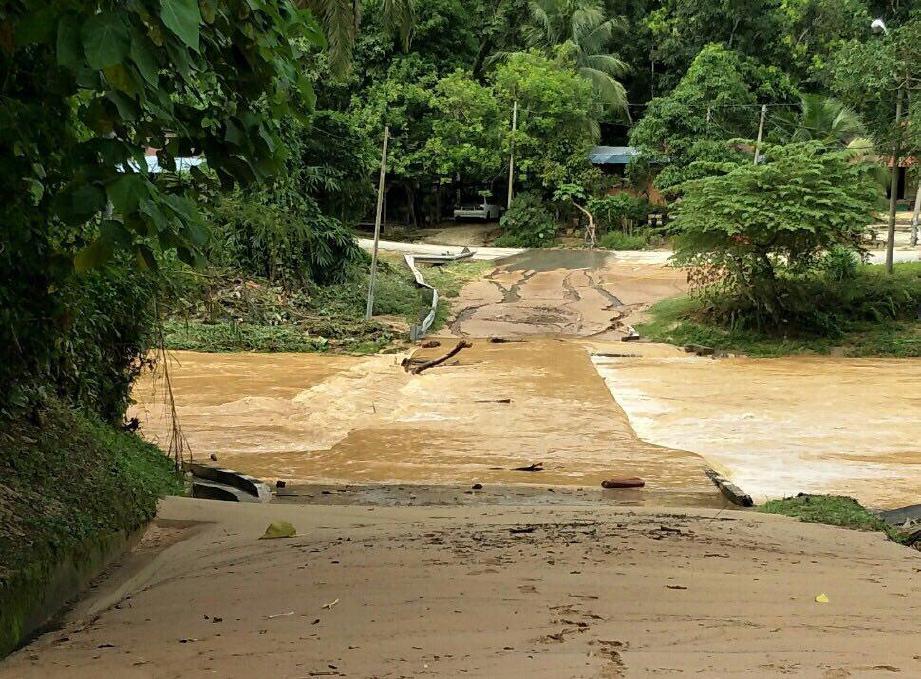 Air Sungai Ketil yang menenggelamkan Jambatan Kampung Kerinting semakin surut. FOTO Ramli Ibrahim dan Ihsan APM