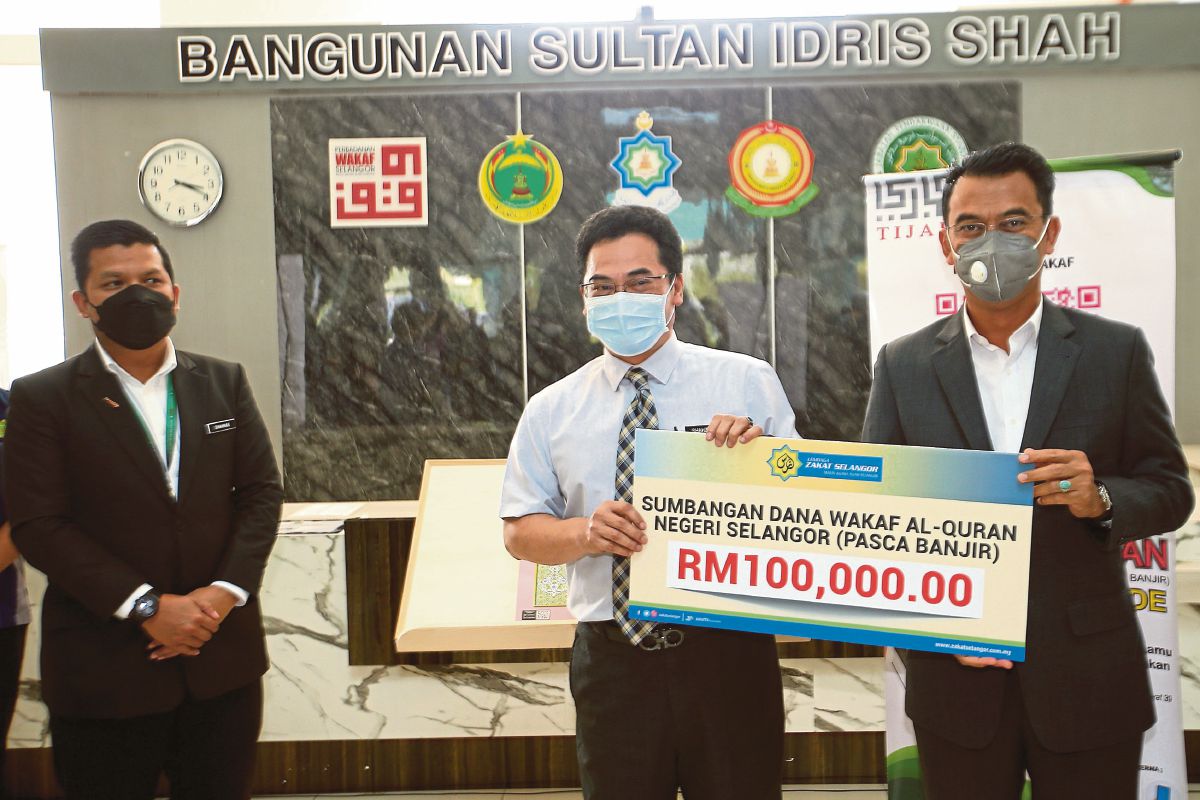 MOHD Shahzihan (tengah) menerima sumbangan daripada pewakaf pada Majlis Pelancaran Dana Wakaf al-Quran Negeri Selangor (Pasca Banjir) di Bangunan Sultan Idris Shah, Shah Alam. FOTO Faiz Anuar  