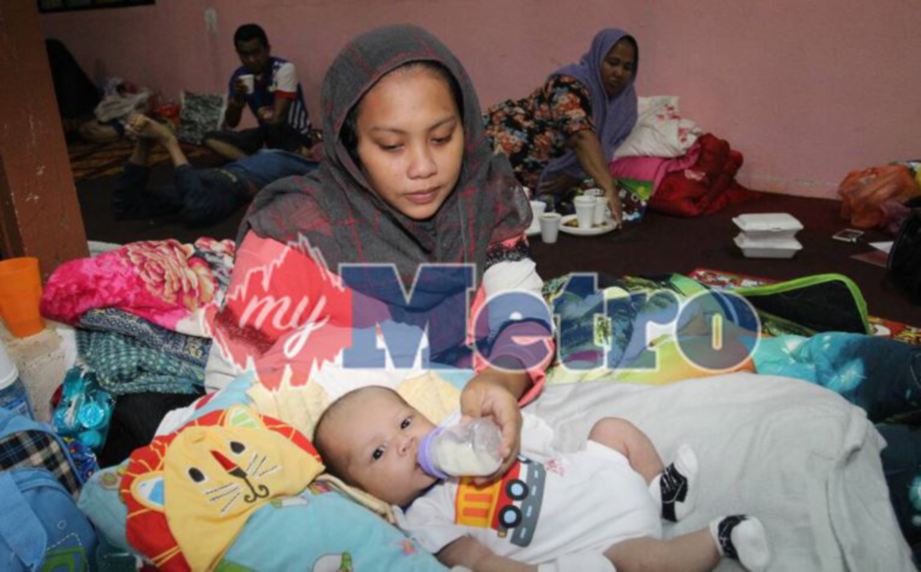 IBU muda masih dalam pantang, Solehah Salleh, 20, menyusukan anak sulungnya yang berusia 28 hari di Pusat Pemindahan Sementara (PPS) Pusat Latihan & Dakwah Orang Asli Islamic Outreach ABIM Kelantan, Kok Lanas. FOTO Nik Abdullah Nik Omar