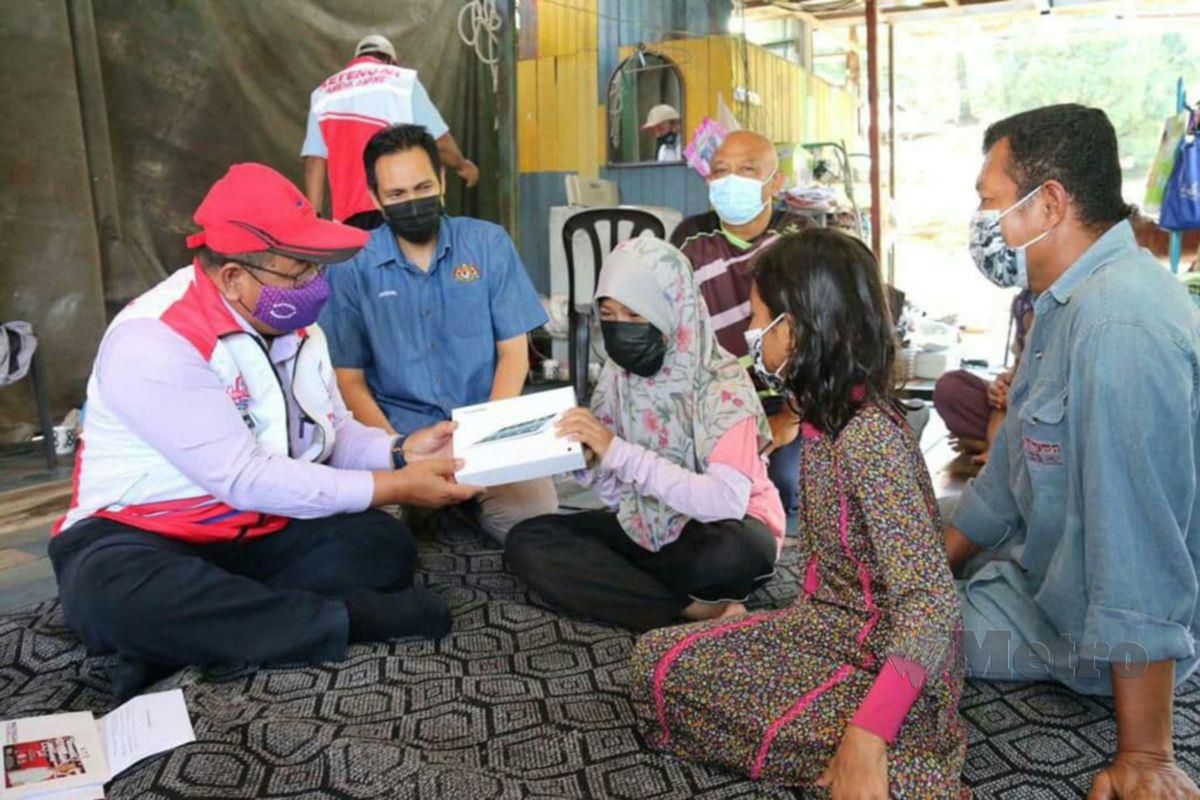 MOHD Zaid (kiri) menyerahkan tablet kepada Nor Nadia Shahira. FOTO Baharom Bakar