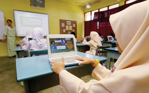 PENGGUNAAN teknologi maklumat adalah antara mekanisme paling tepat untuk membantu pelajar menguasai subjek bahasa Melayu dan Inggeris.- Gambar hiasan