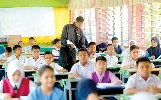 PELAJAR dan siswa perlu mengimbangi penguasaan bahasa Melayu dan bahasa Inggeris dalam pembelajaran dan kehidupan seharian. - Gambar hiasan