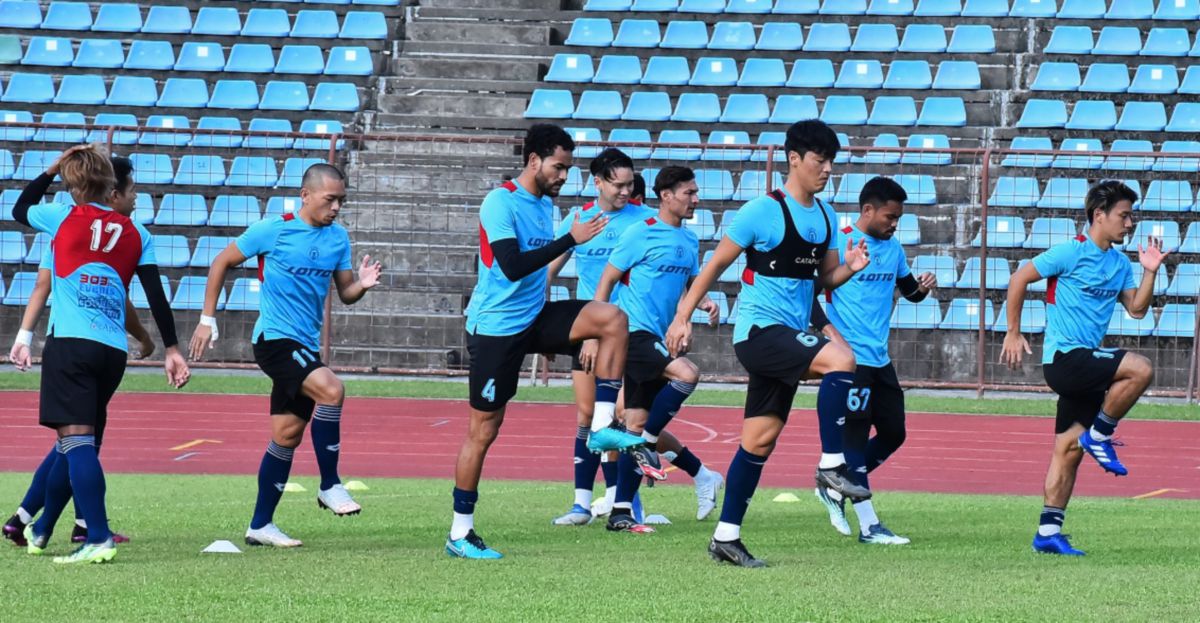PEMAIN Sabah gigih menjalani latihan semalam. FOTO Sabah Football Club