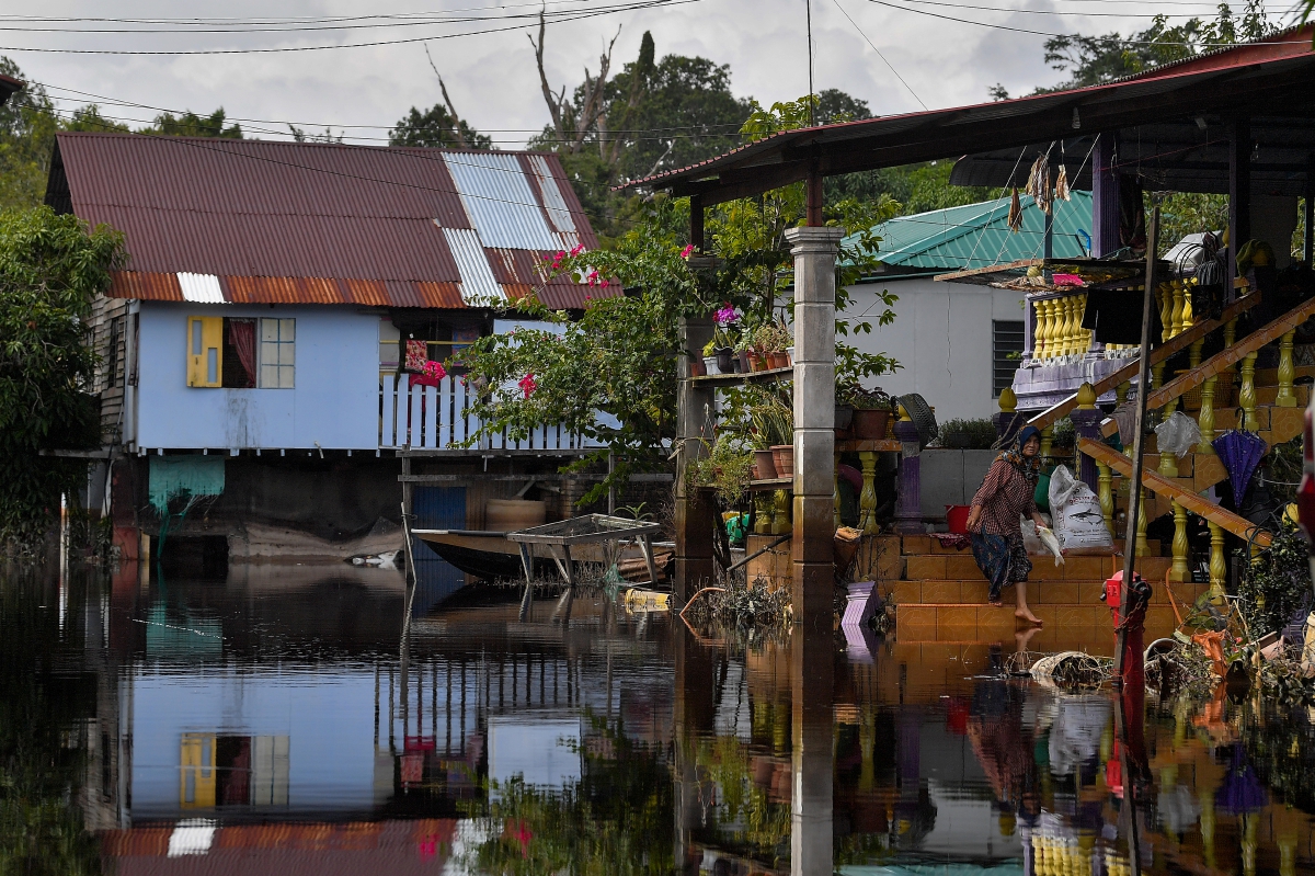 KEADAAN banjir di Kampung Baru Pulau Keladi, Pekan, semalam. FOTO BERNAMA 
