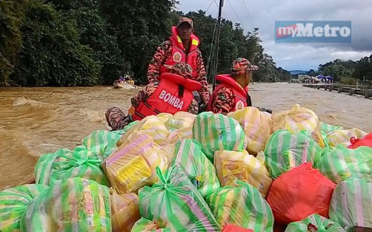 PASUKAN bomba membawa 120 bungkusan keperluan makanan untuk diagihkan kepada mangsa banjir di Limbang.