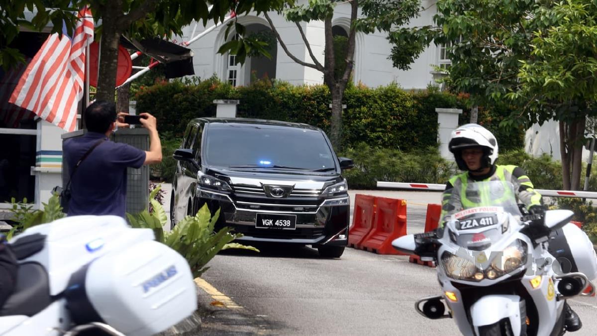 KENDERAAN membawa Ismail Sabri dilihat meninggalkan kediaman Muhyiddin di Bukit Damansara, Kuala Lumpur. FOTO Hairul Anuar Rahim.