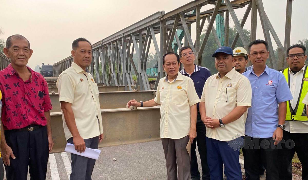 AHMAD Maslan (tiga kiri) disamping jambatan Bailey di Kampung Permatang Sepam, Jalan Madirono, Benut Pontian. FOTO Togi Marzuki