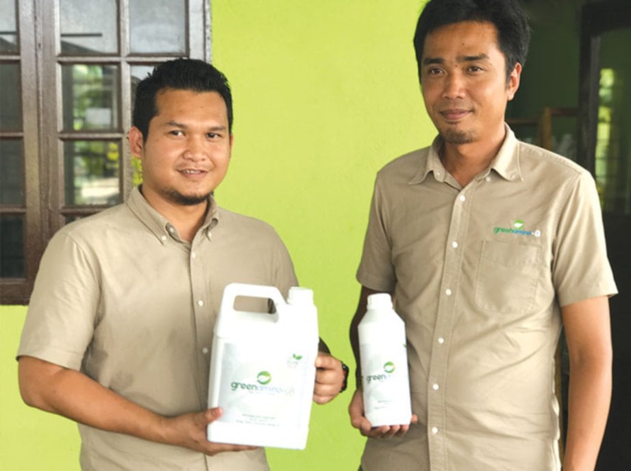BAIZURI (kiri) dan Mohd Irwan mula memasarkan produk baja organik berjenama GreenAmino-G sejak pertengahan tahun lalu.