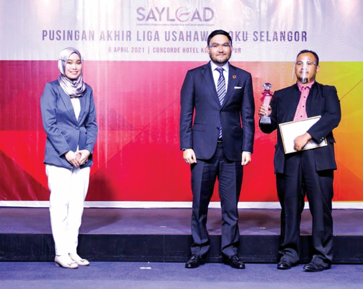 ABDUL RAHIM (kanan) menerima hadiah disampaikan oleh Raja Muda Selangor Tengku Amir Shah Sultan Sharafuddin Idris Shah Alhaj dalam Liga Usahawan OKU 2021 anjuran Yayasan Raja Muda Selangor. 