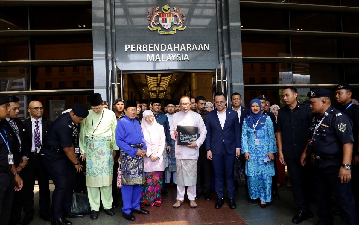 ANWAR bergambar sebelum ke parlimen untuk pembentangan bajet 2024 di Putrajaya. FOTO Mohd Fadli Hamzah.