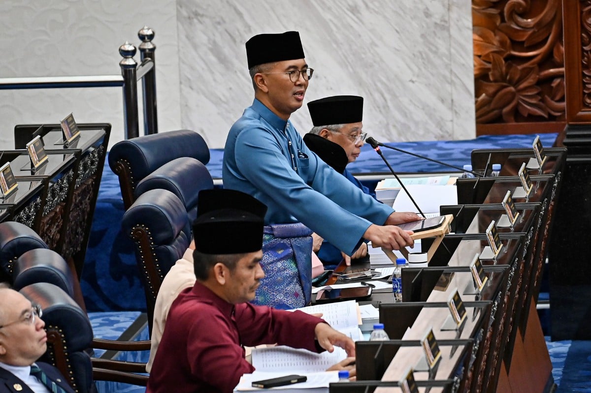 TENGKU Datuk Seri Zafrul Abdul Aziz ketika membentangkan Bajet 2023 di Bangunan Parlimen. FOTO Jabatan Penerangan