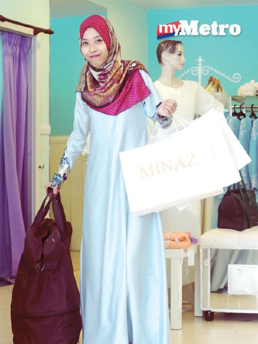NIK NOR ISHAHANI bersama pakaian yang dibeli di butik Minaz .