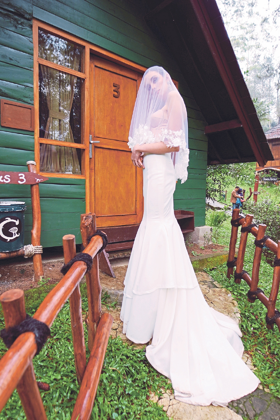 KOLEKSI gaun perkahwinan Suffian Tugiman dengan gaun kemban potongan kain bertingkat memberikan gaya elegan mempelai. 