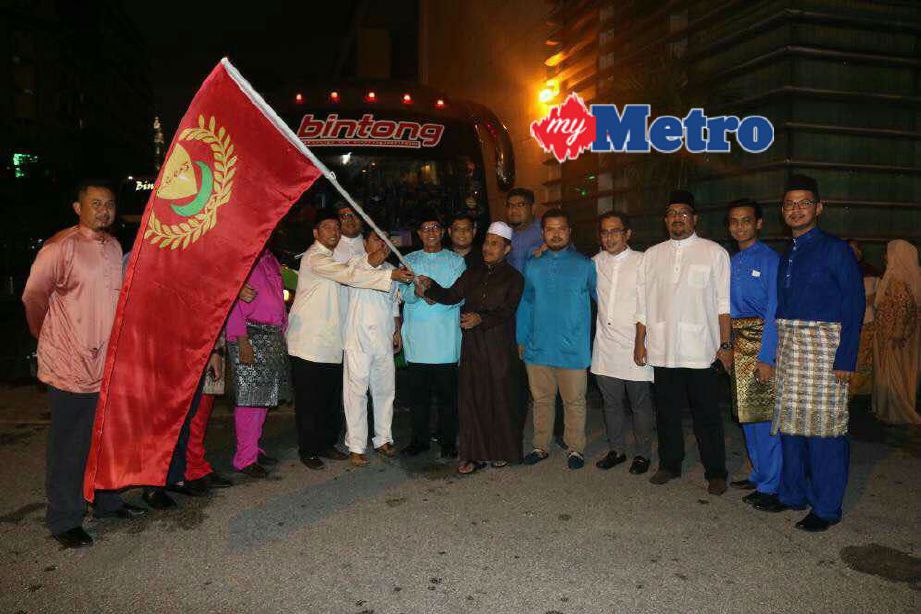 Tajul Urus (baju Melayu biru muda) melakukan gimik pelancaran bas percuma untuk anak Kedah. FOTO Meor Riduwan Meor Ahmad