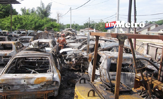 SEREMBAN, 29 Mei --  Anggota unit forensik bomba sedang menjalankan siasatan dalam kejadian  44 buah kereta musnah dalam  kebakaran sebuah bengkel di sini tengah malam tadi.     Ketua Operasi Bomba dan Penyelamat Seremban 2, Badroltamam Abd Aziz berkata pihaknya menerima panggilan jam 12.45 tengah malam dan tiba dilokasi kejadian 39 minit kemudian.    Badroltamam berkata tiada kemalangan jiwa dilaporkan manakala punca dan jumlah kerugian masih dalam siasatan.--fotoBERNAMA (2016) HAK CIPTA TERPELIHARA