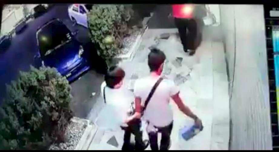 Petikan rakaman CCTV menunjukkan tiga lelaki menyimbah cecair sebelum membakar kedai di Taman Johor Jaya, Selasa lalu. - Foto FB