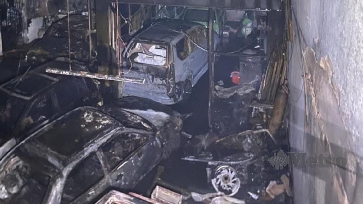 SEBANYAK 14 kenderaan musnah dalam kebakaran bengkel mengecat kereta, malam tadi. FOTO ihsan bomba