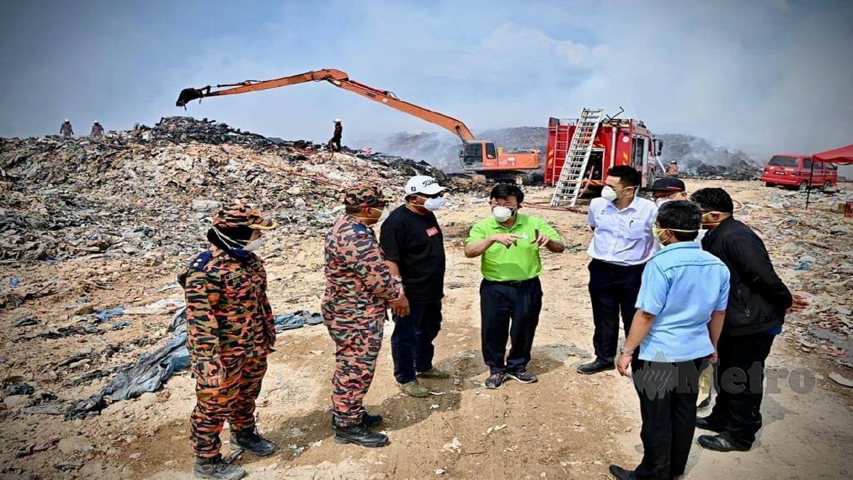 CHOW Kon Yeow (tengah) mengadakan lawatan bagi meninjau keadaan kebakaran Tapak Pelupusan Sampah Pulau Burung yang masih belum dapat dipadamkan sepenuhnya. FOTO Ihsan FB Chow Kon Yeow